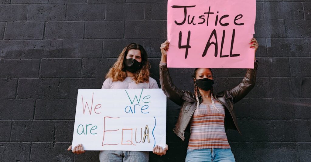 龍神様に手を合わせて呼びかける人の周囲に金色の龍が優しく現れるスピリチュアルな光景