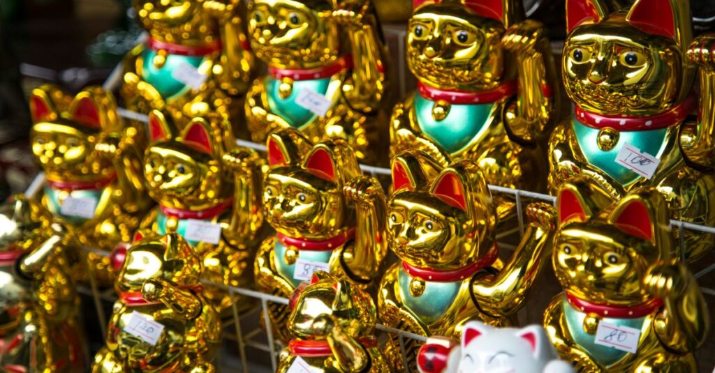 龍神グッズを選ぶ瞬間を表す、神聖な光の中で龍の像やストラップが輝く神秘的なイメージ。