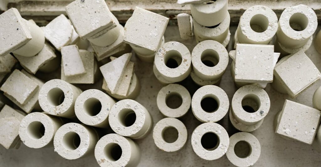 陶芸の土に龍神のエネルギーが流れ込み、光の粒子が舞う幻想的なイメージ