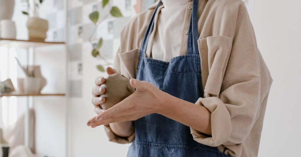 龍神像づくりのために粘土や道具を準備し、氣を整えた神聖なクラフトスペースのイメージ。