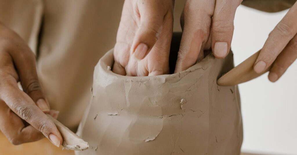 龍神像づくりのために粘土や道具を準備し、氣を整えた神聖なクラフトスペースのイメージ。