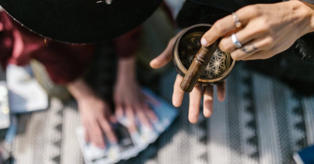 龍神・天使・眷属など見えない存在と調和しながら生きる人の穏やかな光のイメージ