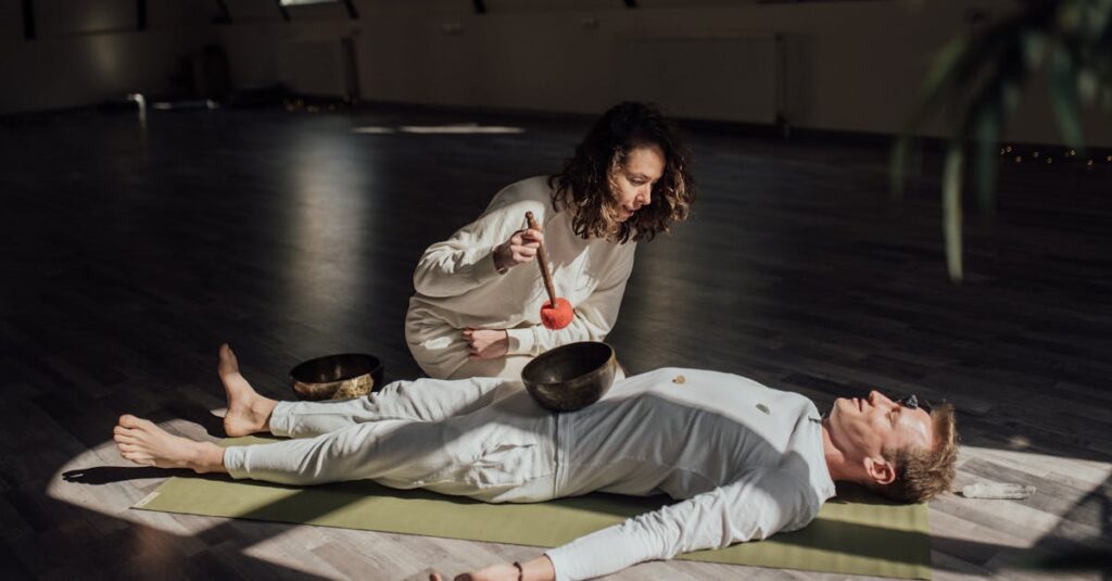 人の中から龍の光が立ち上がり覚醒するスピリチュアルな象徴アート