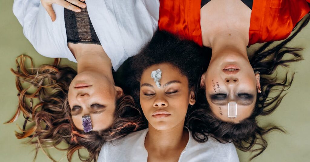 龍神グッズに宿る氣とエネルギーの流れを象徴する、光と龍が共鳴する神秘的なイメージ。