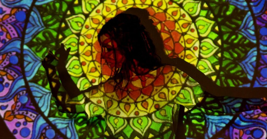 龍神のエネルギーが家全体を包み込み、光と調和が流れるスピリチュアルな空間