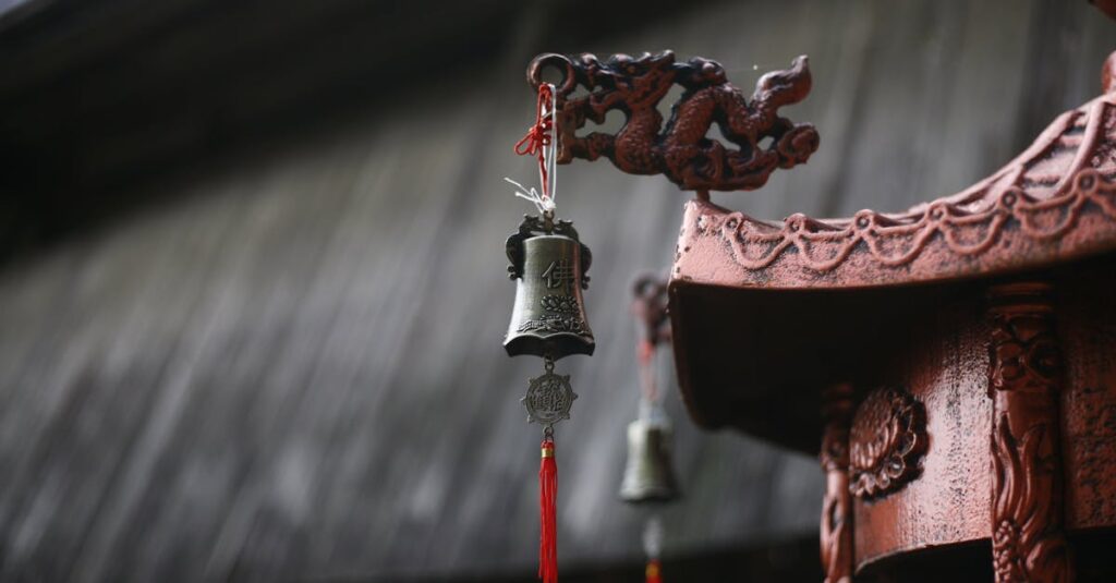 龍神アートを部屋に飾り、光が絵に差し込んで空間を浄化するスピリチュアルな雰囲気のイラスト