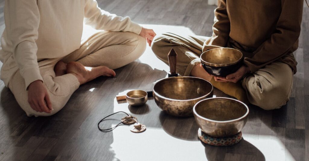 龍神の波動と調和しながら生きる人が光に包まれて前進しているイメージ