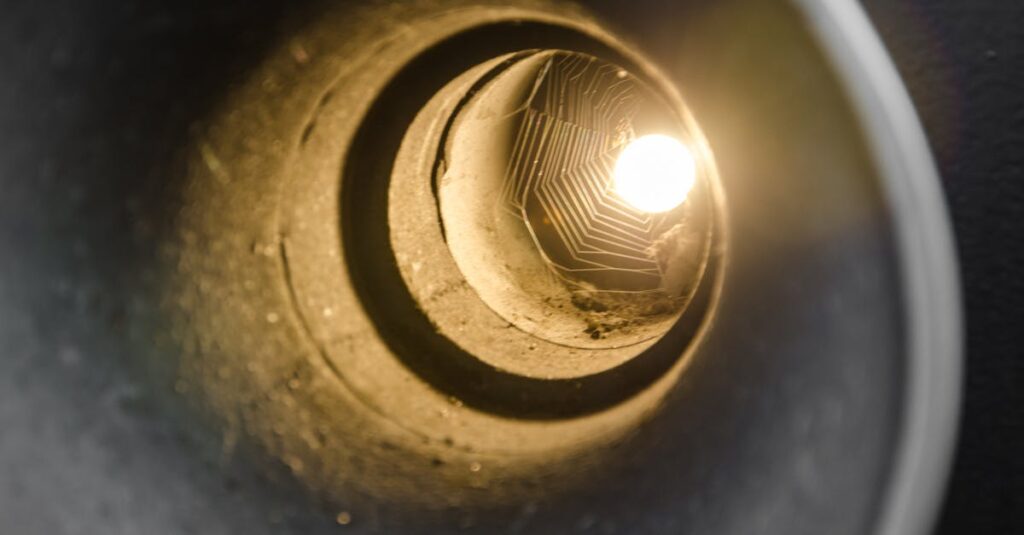 龍神のエネルギーが流れる明るく静かなインテリア空間を描いたスピリチュアルアート