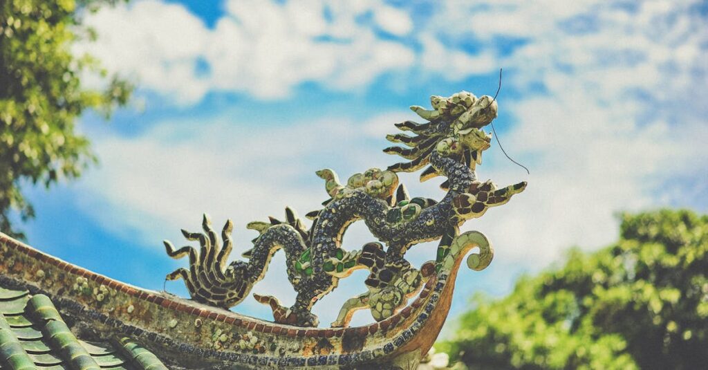 金色や水晶の龍神雑貨が光を反射し、気の流れを象徴する美しいインテリアアート