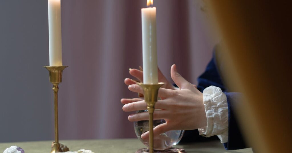 人の手から光が溢れ、龍神の形となって現れる幻想的なスピリチュアルアート