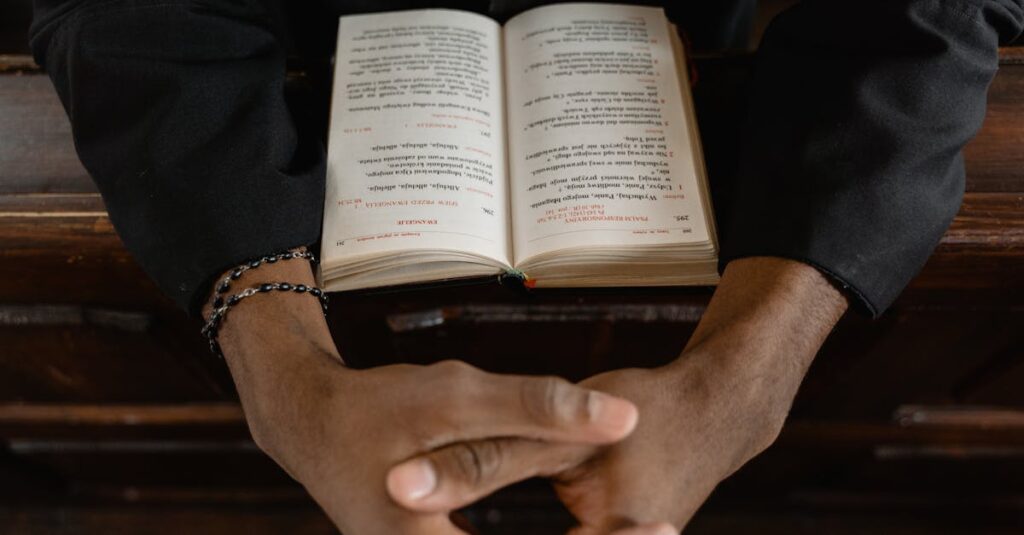 龍神様とつながり続けるための実践法として祈りや瞑想を行うスピリチュアルな儀式のイメージ。