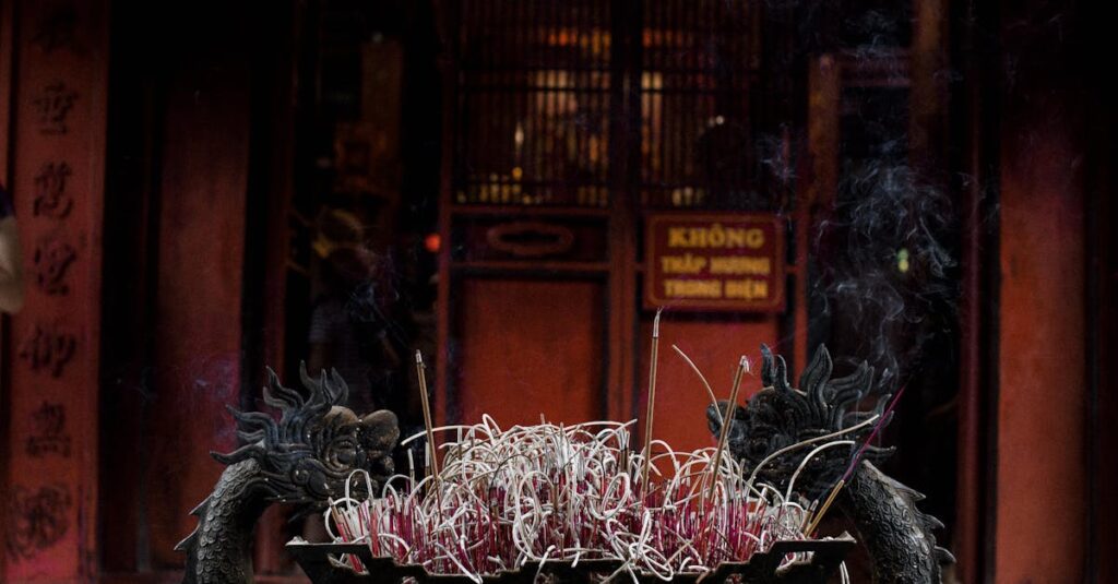 龍神様とのご縁を深めるために心を整える瞑想を行う、静寂と光に包まれたスピリチュアルなイメージ。