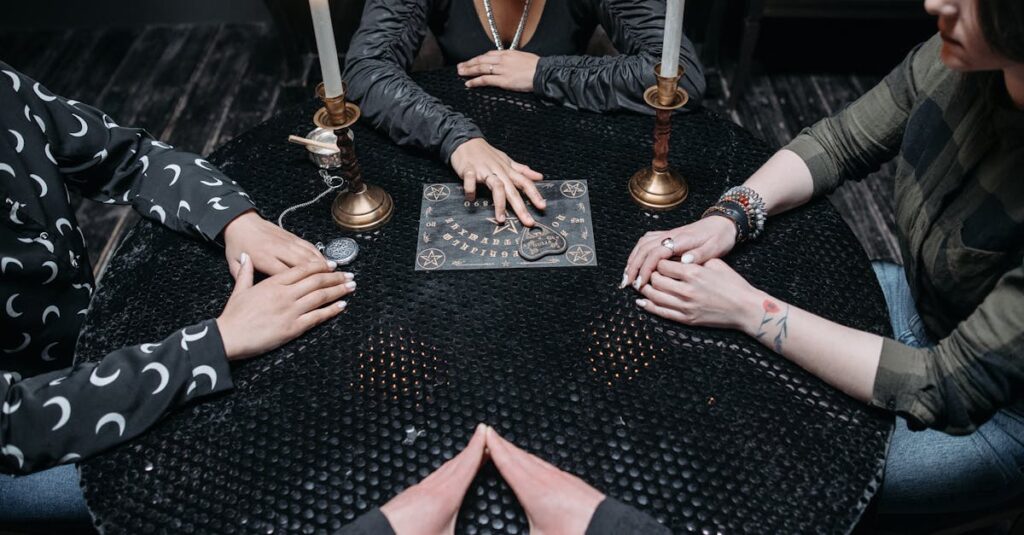 神の眷属としての存在が人間と関わる姿を象徴する幻想的なイメージ