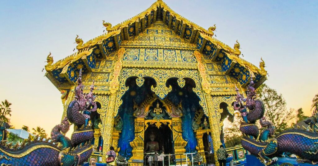 龍神様が宿る神社の氣が流れる聖地を象徴する、光と水に包まれた神秘的な神社のイメージ。
