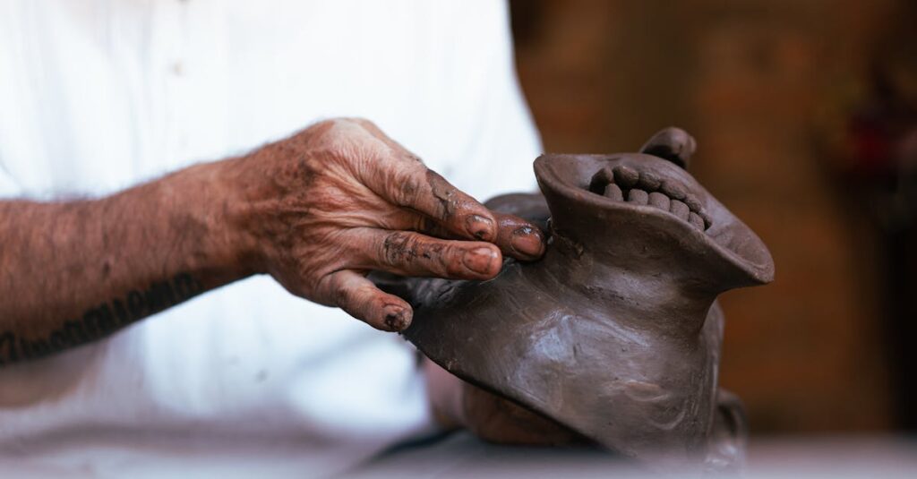 龍神の形を粘土で整えながら祈りを込めて制作する様子を描いたスピリチュアルなアート