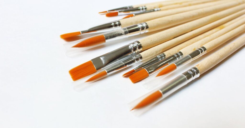 龍神を描く画家が光のエネルギーを筆に宿し、神聖な龍を描く瞬間