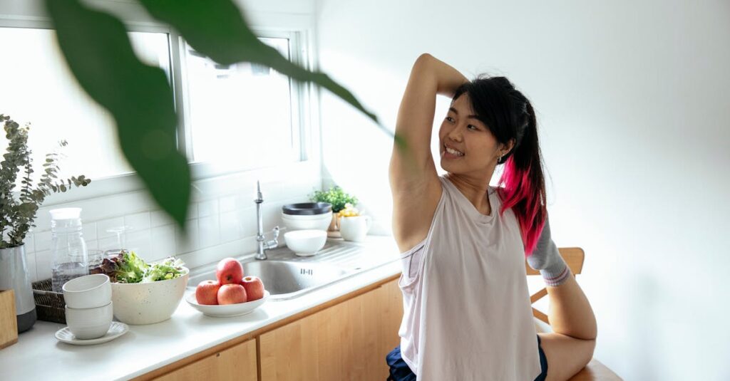 龍神の光と共に穏やかに願いを育てる人の姿を描いたスピリチュアルな光のイメージ