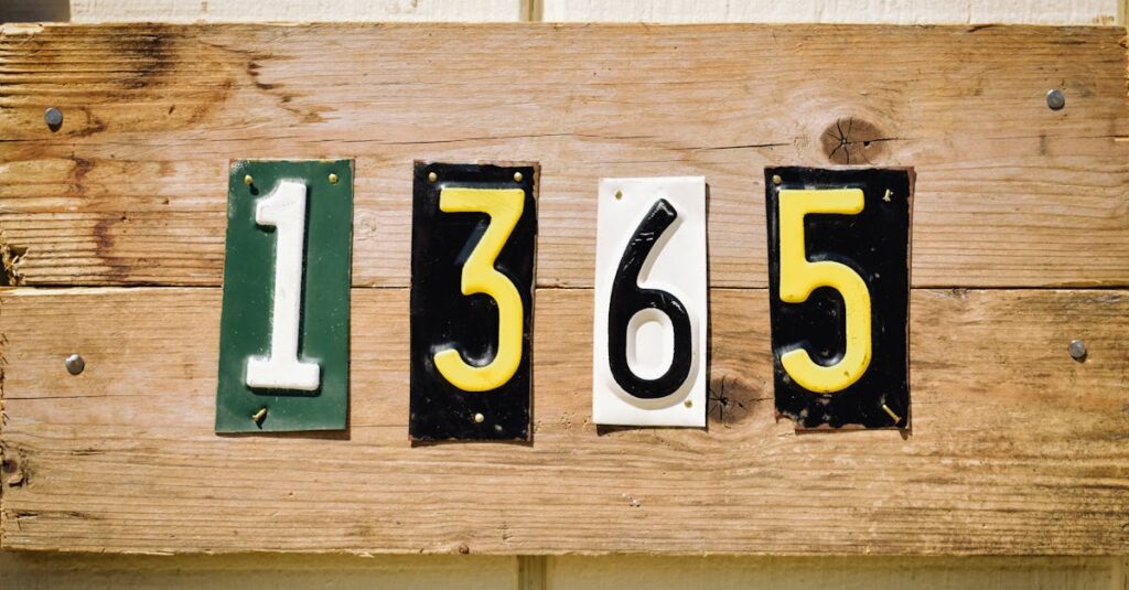 龍神が雲や光、数字のサインを通してメッセージを送っている様子を象徴的に描いたイラスト