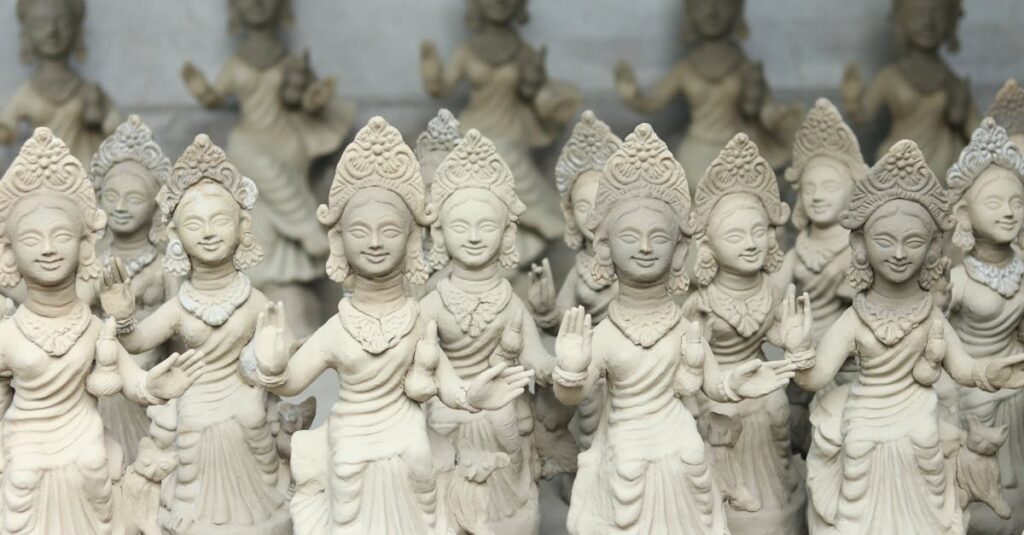 粘土で龍神の置物を手作りし、光の波動を込めて祈りを捧げる様子を描いたアート