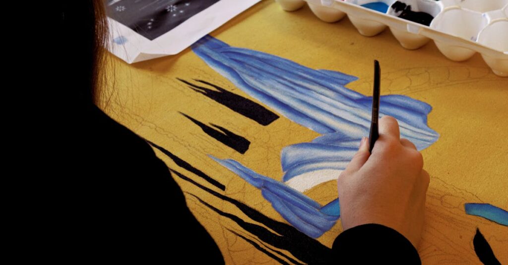 龍神を描く画家が光のエネルギーを筆に宿し、神聖な龍を描く瞬間