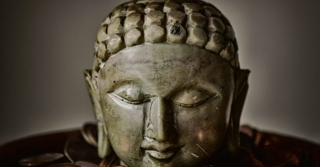 龍神様に導かれて金運が上昇した人々の体験を象徴する、光と龍が舞う神秘的で豊かさあふれるイメージ。