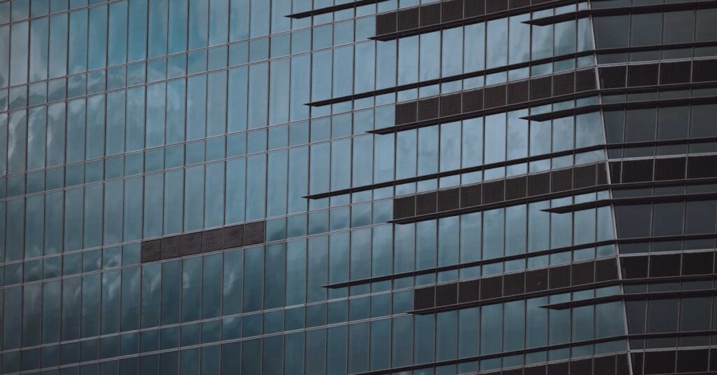 さまざまな形の龍神雲が空に浮かぶ、頭・昇り龍・巻き龍などを表現した幻想的な光景