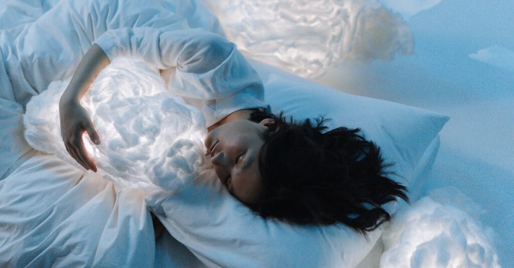 夢の中で龍神様が光や水、雲や炎を通してメッセージを伝えている幻想的な光景