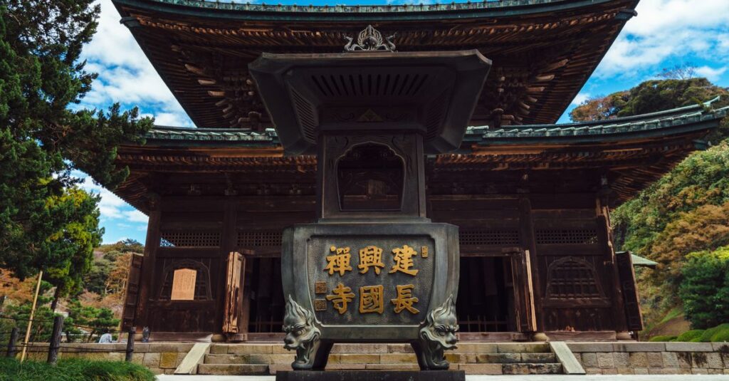 龍神様が宿る神社の氣が流れる聖地を象徴する、光と水に包まれた神秘的な神社のイメージ。