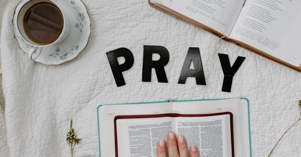 龍神様の光が日常生活の中に流れ込み、人々が感謝と祈りで調和する様子を描いたアート