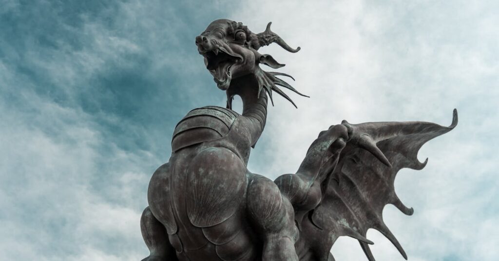 空に浮かぶ光の龍神雲が穏やかに輝き、人々を見守るような神秘的なスピリチュアル風景