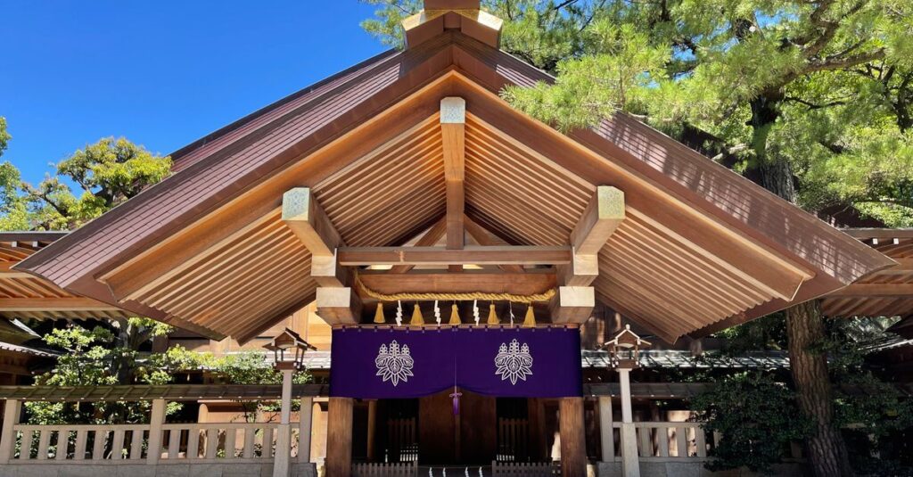 全国の龍神パワースポット神社を象徴する、霧と光が交錯する日本の神社と龍雲のイメージ。