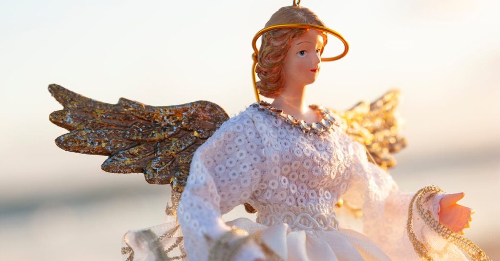 光に包まれた龍神が守護霊として人を見守り導いている様子を描いた神秘的なイラスト