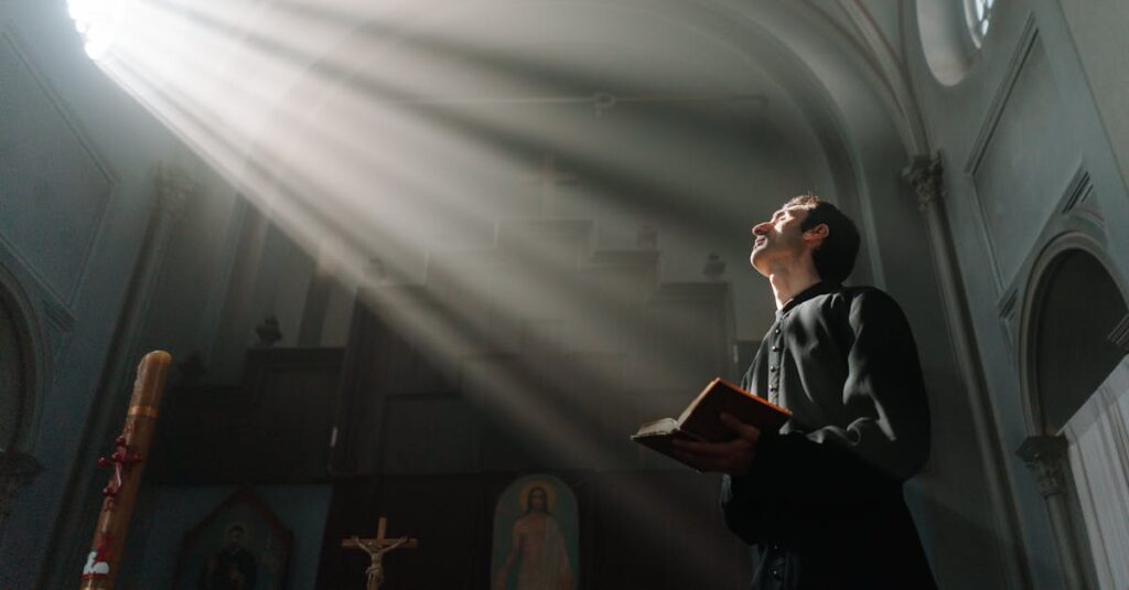 龍神様を祀る祭壇に光が流れ込み、空間全体が清らかな波動に包まれる神聖なアート