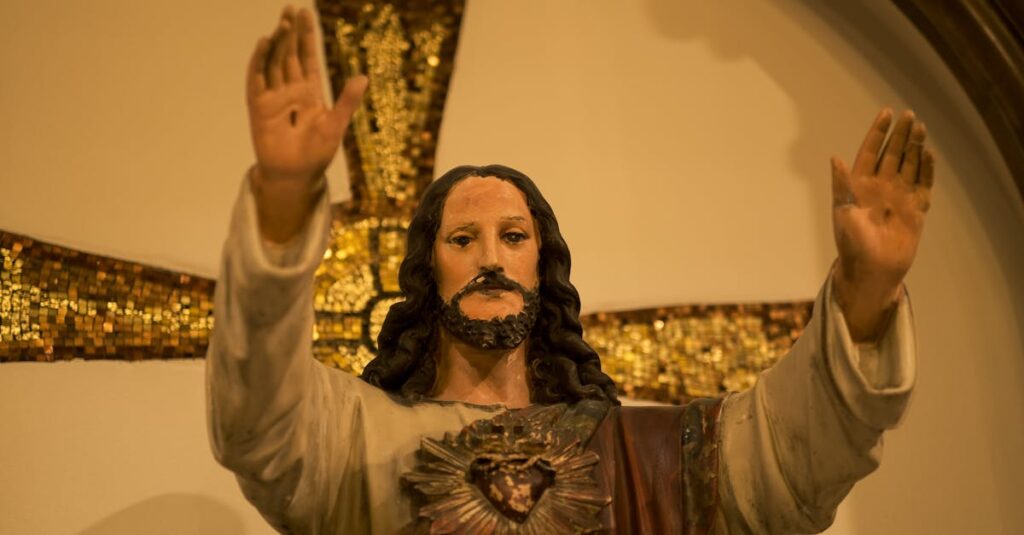 龍神像を粘土で手作りすることで氣を形にするスピリチュアルアートの神聖なイメージ。